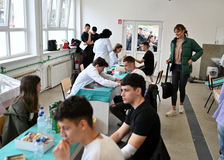 Srednjoškolci u Ljubuškom darovali 54 doze krvi