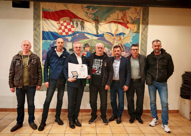 Zvonko Milas posjetio HVIDRA Mostar i uručio priznanje za doprinos Domovinskom ratu