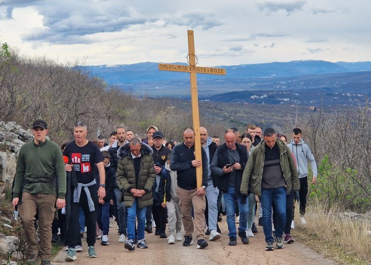 (VIDEO) Mnoštvo vjernika na Putu križa od Ljubotića do Crnih Lokava