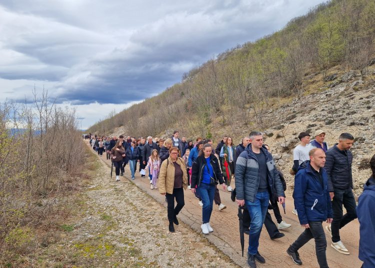 (VIDEO) Mnoštvo vjernika na Putu križa od Ljubotića do Crnih Lokava
