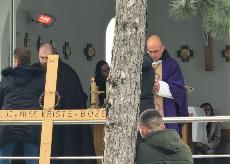 (VIDEO) Mnoštvo vjernika na Putu križa od Ljubotića do Crnih Lokava