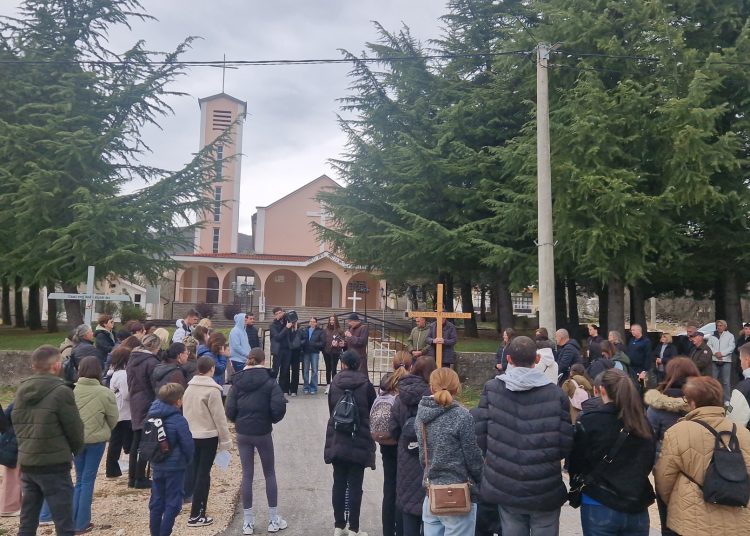 (VIDEO) Mnoštvo vjernika na Putu križa od Ljubotića do Crnih Lokava