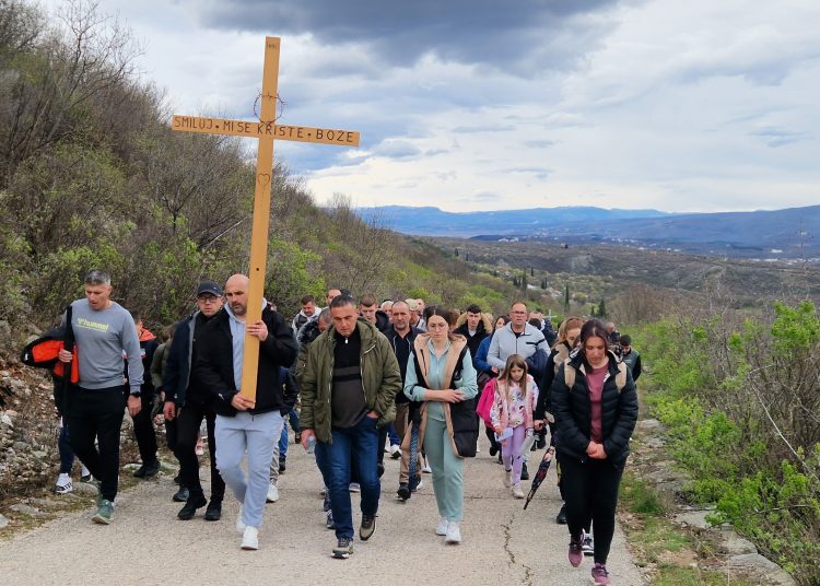 (VIDEO) Mnoštvo vjernika na Putu križa od Ljubotića do Crnih Lokava