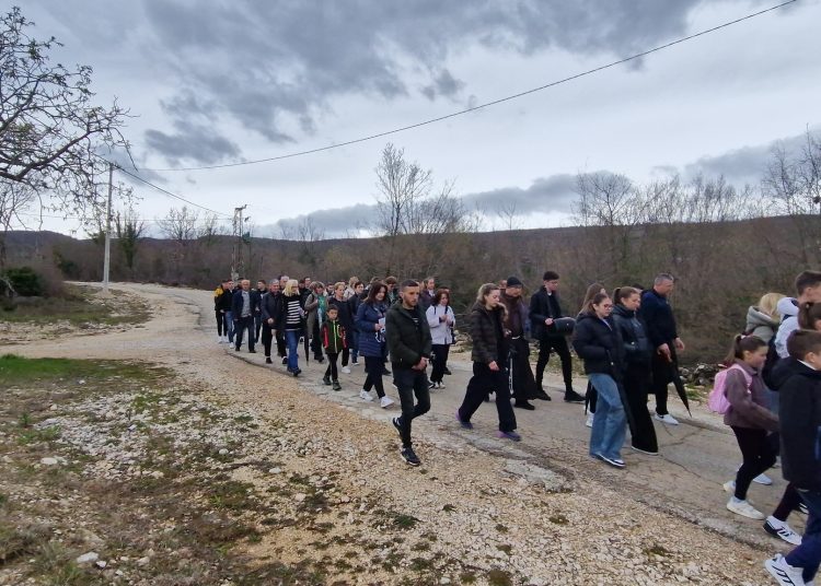 (VIDEO) Mnoštvo vjernika na Putu križa od Ljubotića do Crnih Lokava