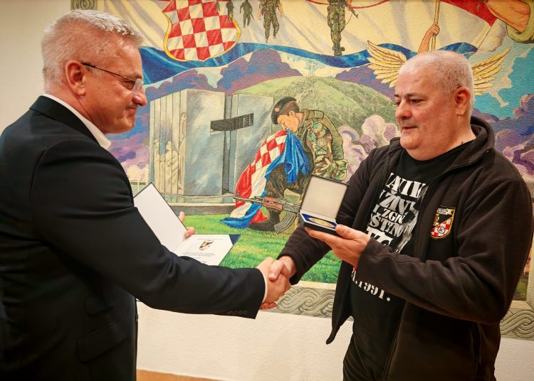 Zvonko Milas posjetio HVIDRA Mostar i uručio priznanje za doprinos Domovinskom ratu
