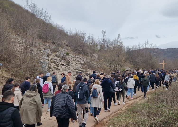 (VIDEO) Mnoštvo vjernika na Putu križa od Ljubotića do Crnih Lokava