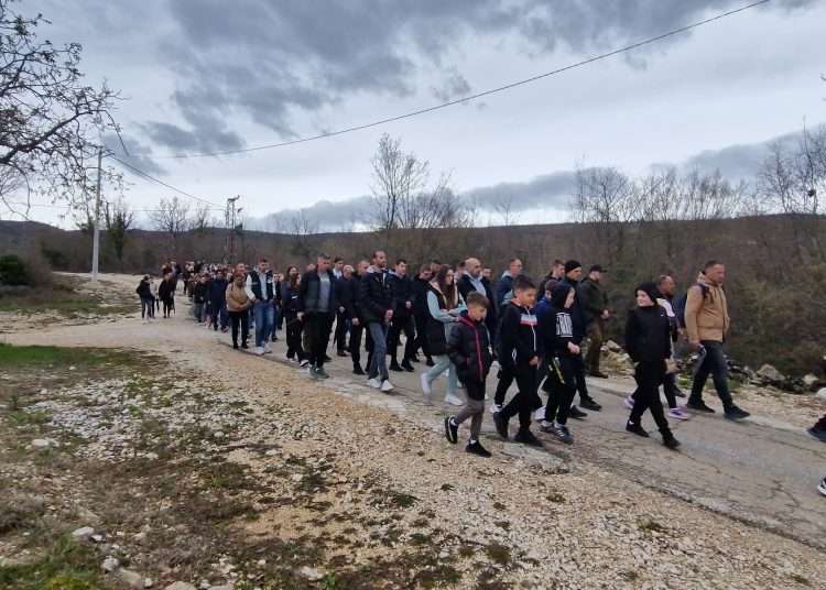 (VIDEO) Mnoštvo vjernika na Putu križa od Ljubotića do Crnih Lokava