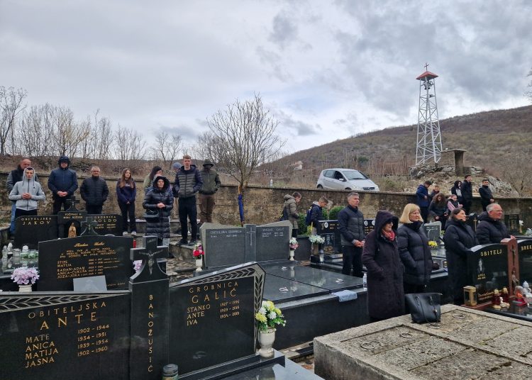 (VIDEO) Mnoštvo vjernika na Putu križa od Ljubotića do Crnih Lokava