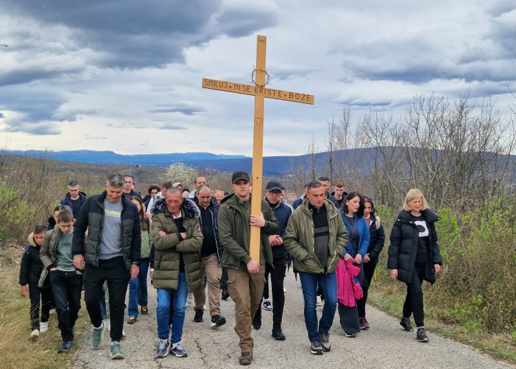 (VIDEO) Mnoštvo vjernika na Putu križa od Ljubotića do Crnih Lokava