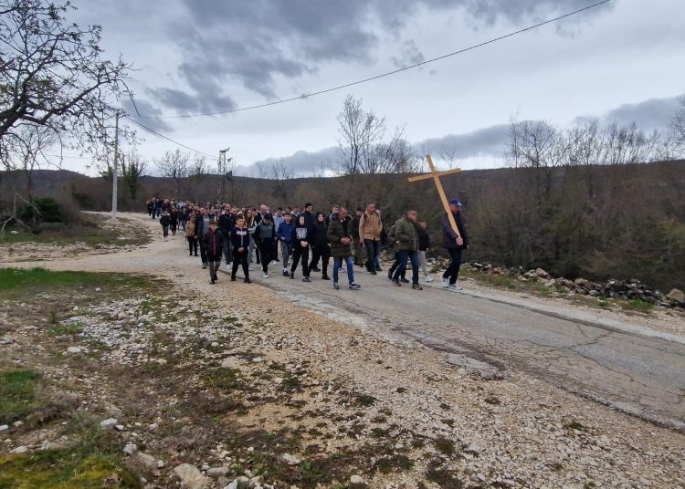 (VIDEO) Mnoštvo vjernika na Putu križa od Ljubotića do Crnih Lokava