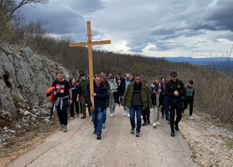 (VIDEO) Mnoštvo vjernika na Putu križa od Ljubotića do Crnih Lokava