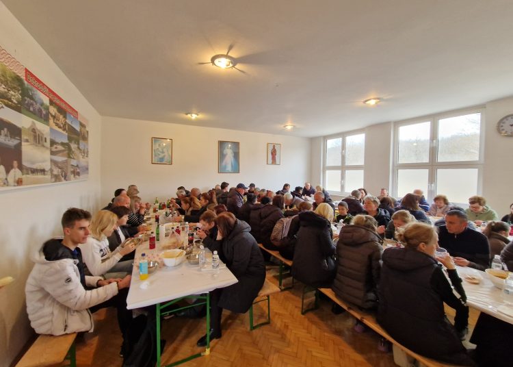 (VIDEO) Mnoštvo vjernika na Putu križa od Ljubotića do Crnih Lokava
