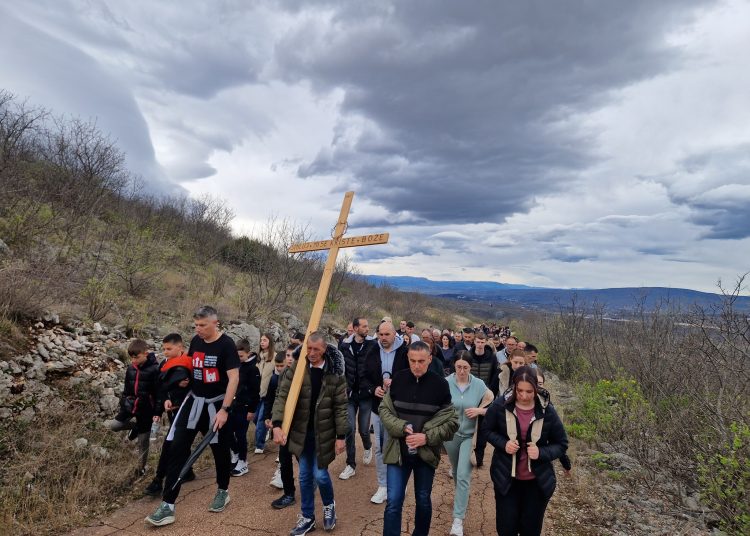 (VIDEO) Mnoštvo vjernika na Putu križa od Ljubotića do Crnih Lokava