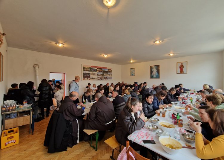 (VIDEO) Mnoštvo vjernika na Putu križa od Ljubotića do Crnih Lokava