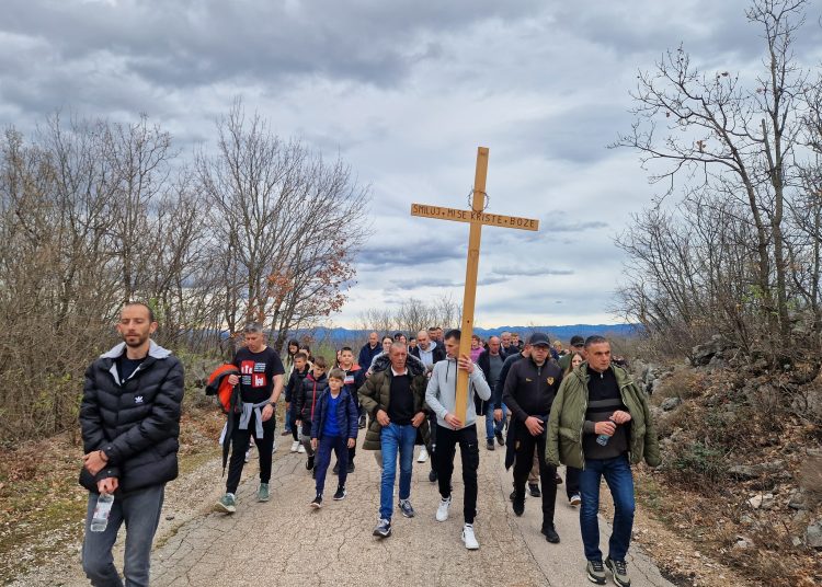 (VIDEO) Mnoštvo vjernika na Putu križa od Ljubotića do Crnih Lokava