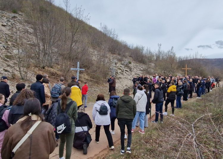 (VIDEO) Mnoštvo vjernika na Putu križa od Ljubotića do Crnih Lokava