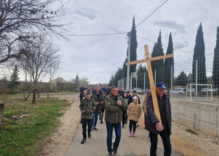 (VIDEO) Mnoštvo vjernika na Putu križa od Ljubotića do Crnih Lokava