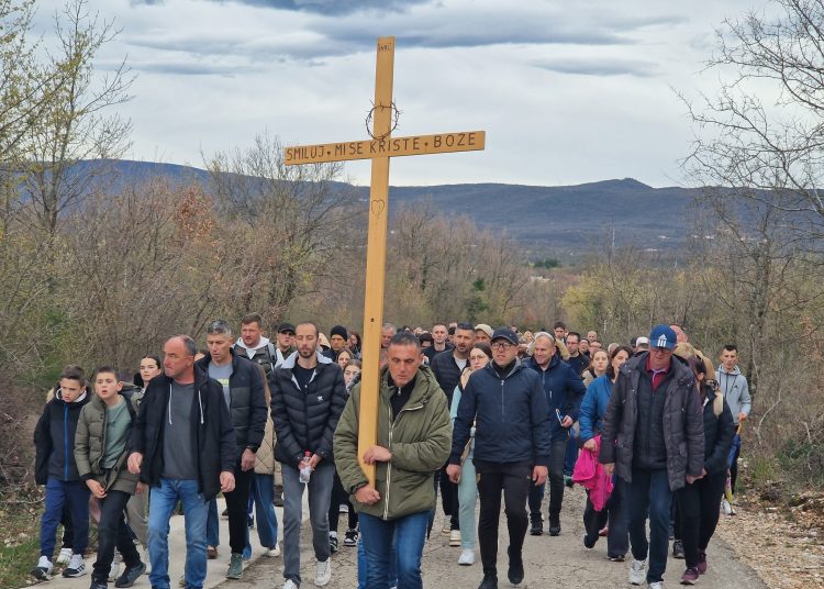 (VIDEO) Mnoštvo vjernika na Putu križa od Ljubotića do Crnih Lokava
