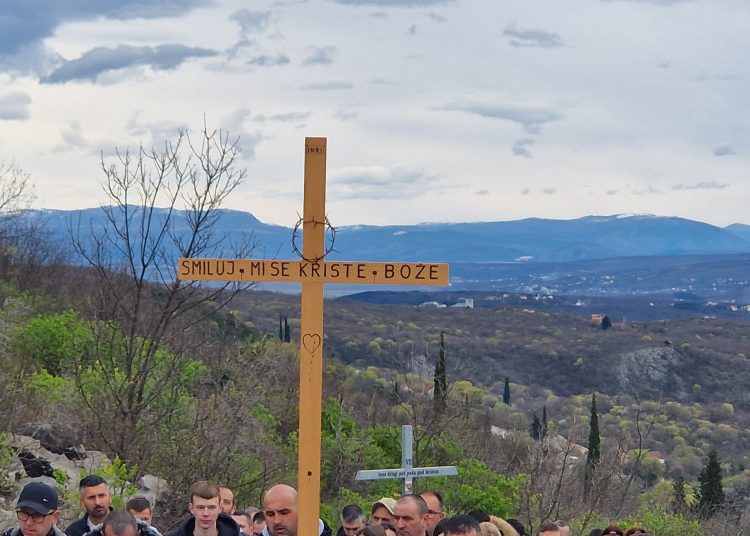 (VIDEO) Mnoštvo vjernika na Putu križa od Ljubotića do Crnih Lokava