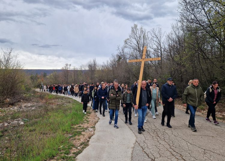 (VIDEO) Mnoštvo vjernika na Putu križa od Ljubotića do Crnih Lokava