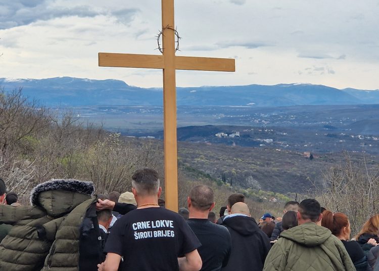 (VIDEO) Mnoštvo vjernika na Putu križa od Ljubotića do Crnih Lokava