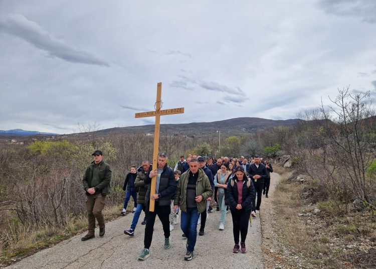 (VIDEO) Mnoštvo vjernika na Putu križa od Ljubotića do Crnih Lokava