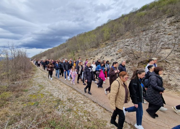 (VIDEO) Mnoštvo vjernika na Putu križa od Ljubotića do Crnih Lokava