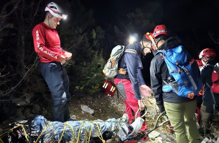 Akcija spašavanja na Čvrsnici, ozlijeđena planinarka prevezena u SKB Mostar