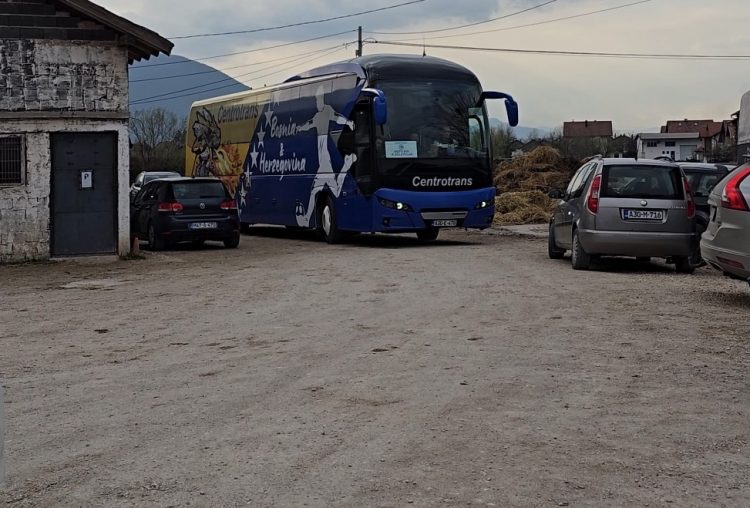 Bh. reprezentativci se pripremaju za ključnu utakmicu, a moraju proći pored štale i smrada do trening centra