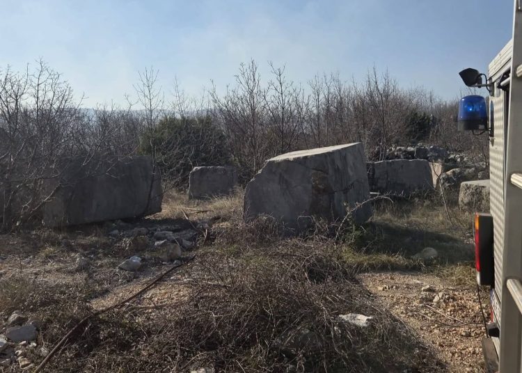 Požar u Širokom Brijegu: Vatrogasci gase vatru u Crnim Lokvama