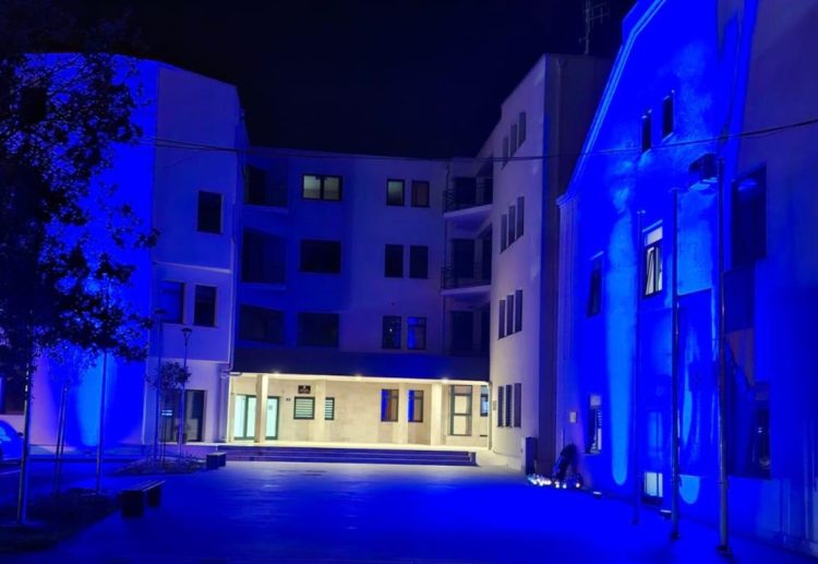 Zgrada MUP-a ŽZH u Ljubuškom osvijetljena plavom bojom za poginule policajce