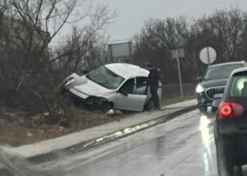 Prometna nezgoda u Mostaru, vozilo sjetlelo s ceste