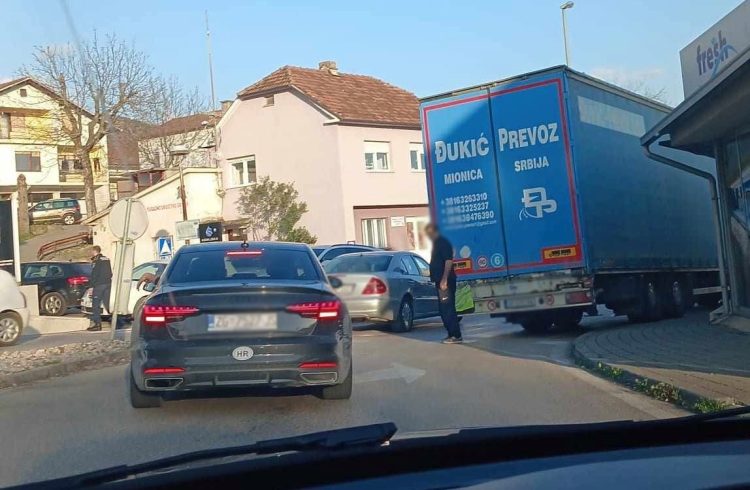 Prometni zastoj u centru Gruda zbog kvara na šleperu