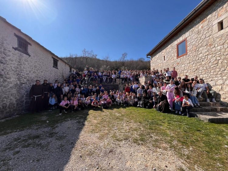 Široki Brijeg: Ministranti i dječji zbor hodočastili od Briga do Čerigaja