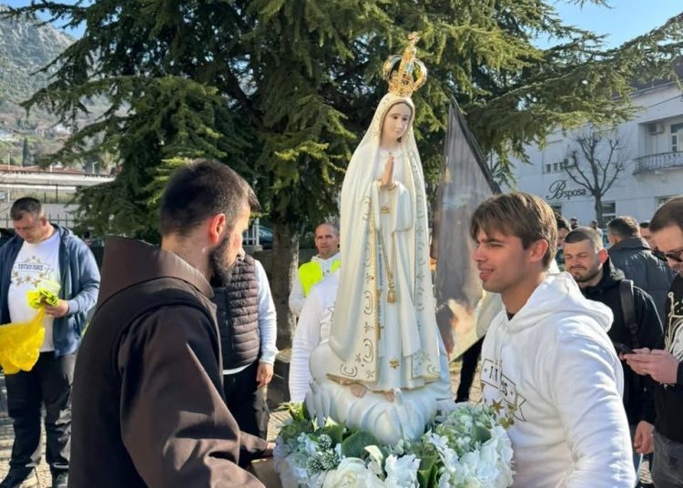 Molitveni hod “od crkve do crkve” u Ljubuškom: Marijini ratnici svjedočili vjeru