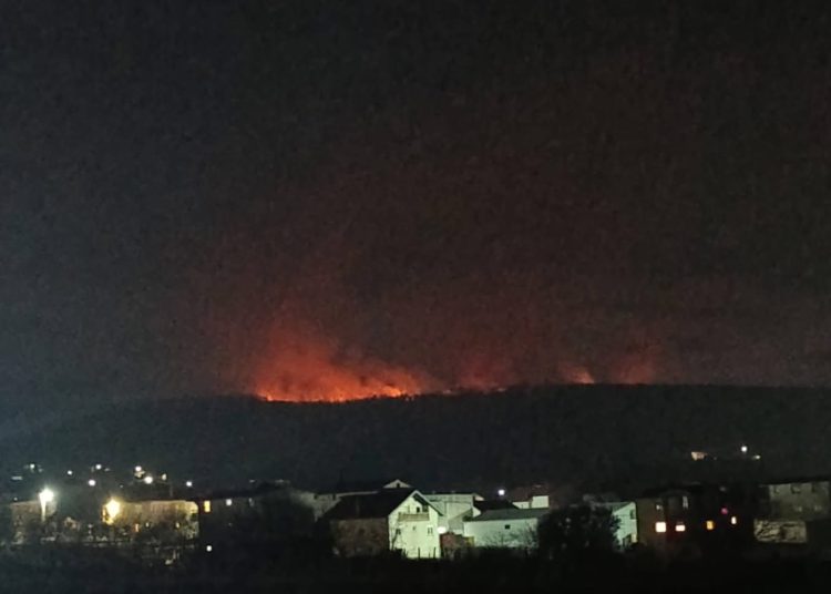 Veliki požar iznad Ljutog Doca na brdu Trtle: Vatrogasci u pripravnosti