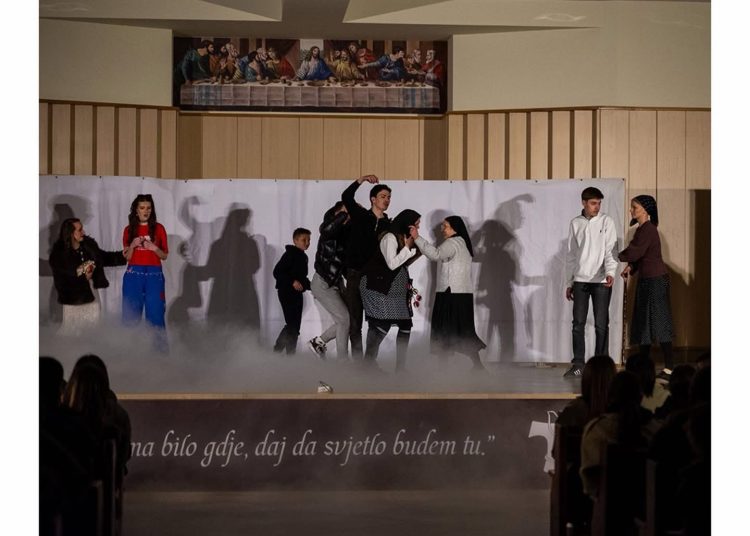 „Pred vratima raja“: Premijera predstave Frame Posušje oduševila gledatelje