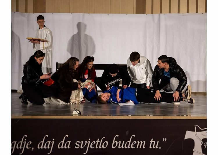 „Pred vratima raja“: Premijera predstave Frame Posušje oduševila gledatelje