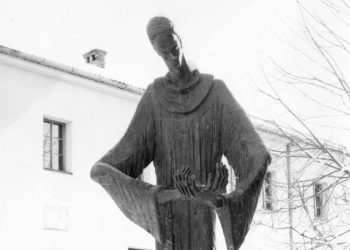 Kip svetog Franje ispred crkve u Širokom Brijegu