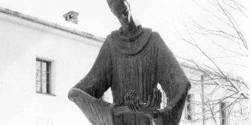 Kip svetog Franje ispred crkve u Širokom Brijegu