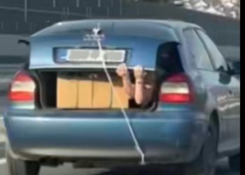 (VIDEO) Šok na autocesti u BiH: Audi jurio 120 km/h, a netko virio iz gepeka