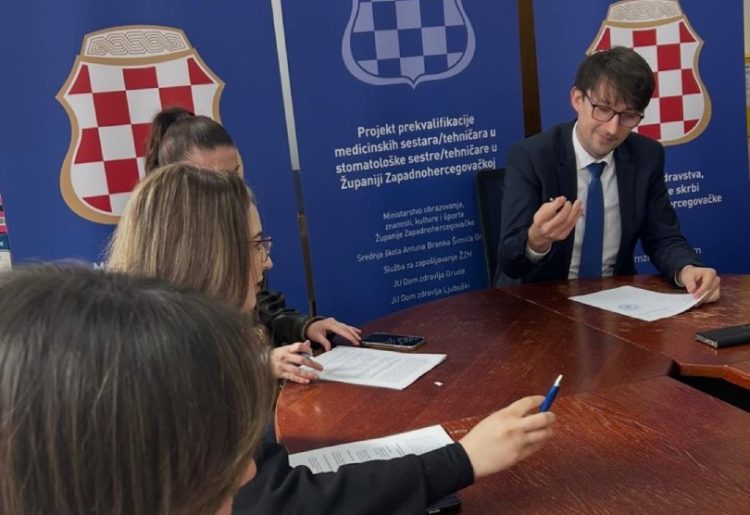 U Grudama potpisani ugovori o prekvalifikaciji medicinskih sestara i tehničara u stomatološki kadar