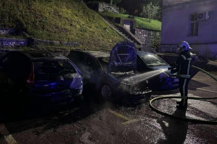 U Mostaru protekle noći gorilo više automobila