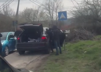 (VIDEO) Srbija: Novinari i studenti napadnuti sjekirom kod birališta