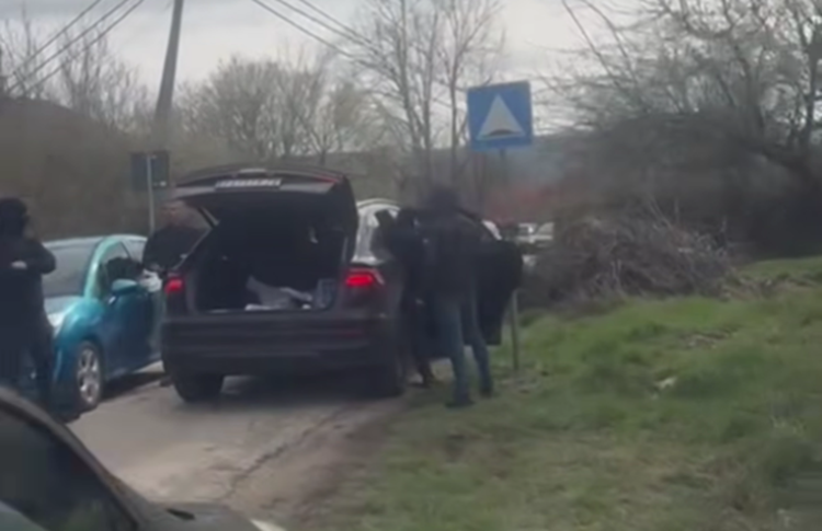 (VIDEO) Srbija: Novinari i studenti napadnuti sjekirom kod birališta