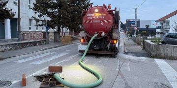 Široki Brijeg: Začepila se kanalizacijska cijev kod Male škole