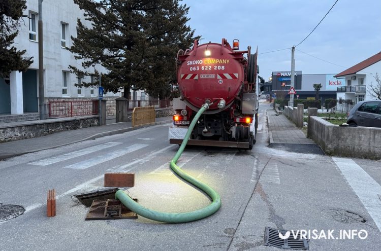 Široki Brijeg: Začepila se kanalizacijska cijev kod Male škole