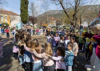 U Ljubuškom postavljena dvometarska uskrsna pisanica