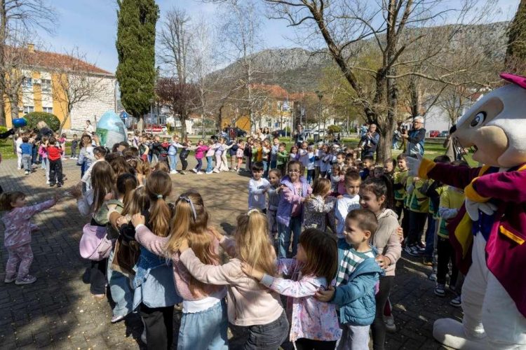 U Ljubuškom postavljena dvometarska uskrsna pisanica
