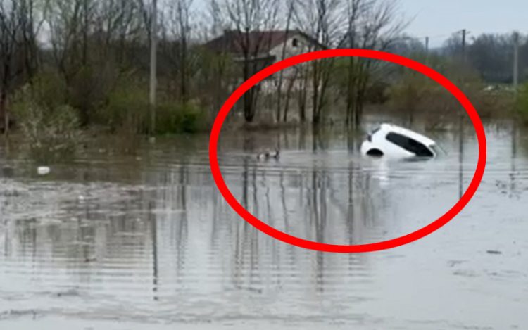 (VIDEO) Dramatičan prizor: Voda nosila auto i vozača niz rijeku